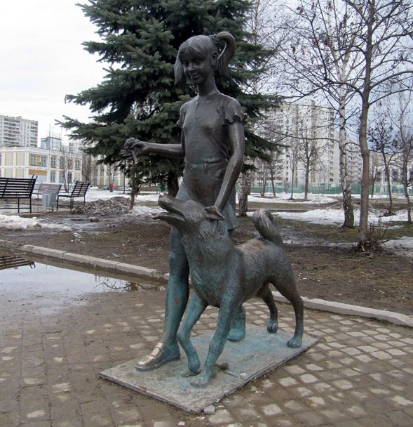 Скульптура девушки с собакой