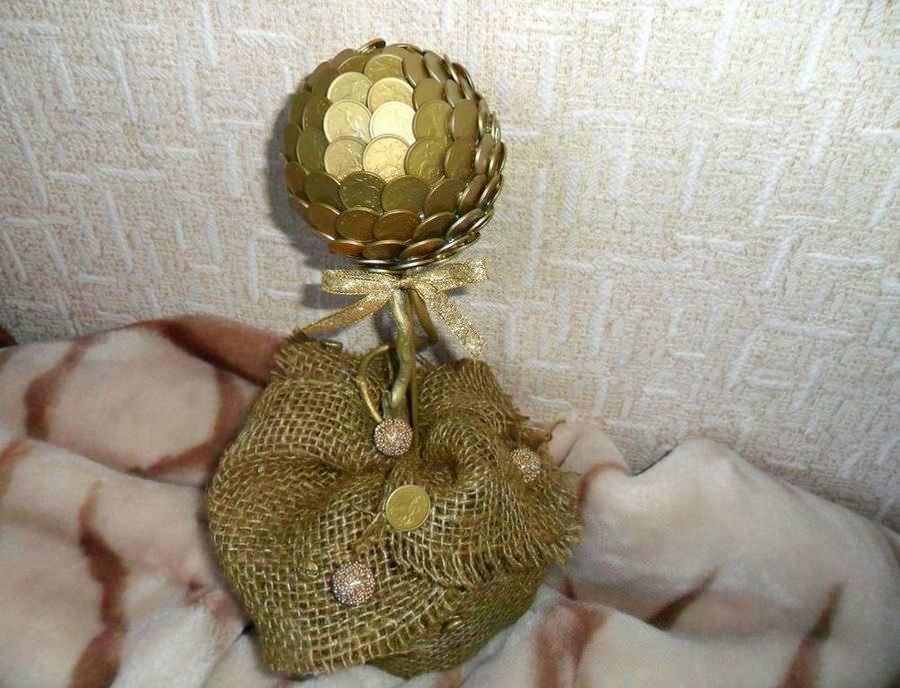 Самый популярный подарок из топиариев, которому порадуется мужчина - денежное деревце из монеток
