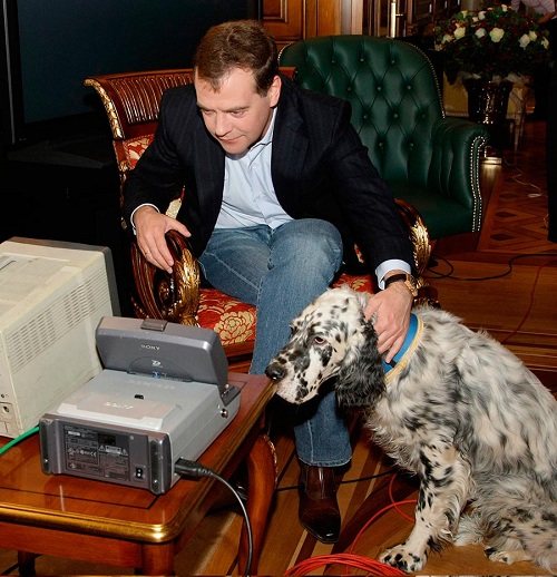 президент Медведев с собакой