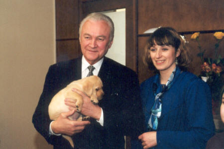 президент Эстонии Томас Клестил с щенком лабрадора