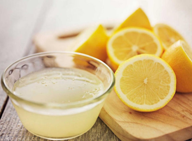 Лимонный сок и жёлтые лимоны