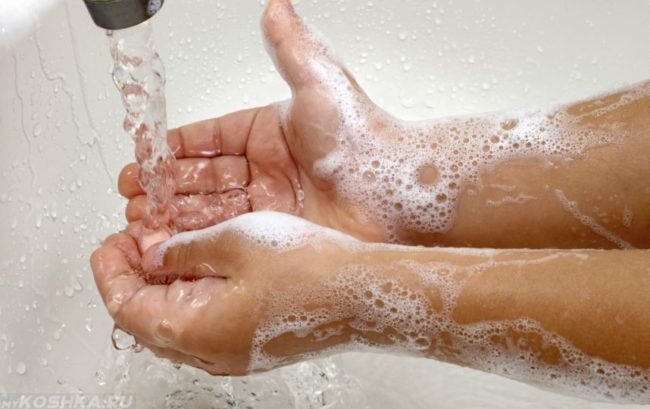 Мытьё рук с мылом под краном
