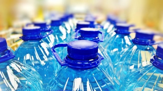 Вода в бутылках с синими крышками
