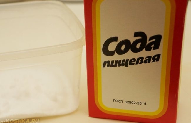 Сода пищевая в упаковке на столе