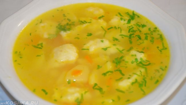 Лёгкий и нежирный суп в белой тарелке