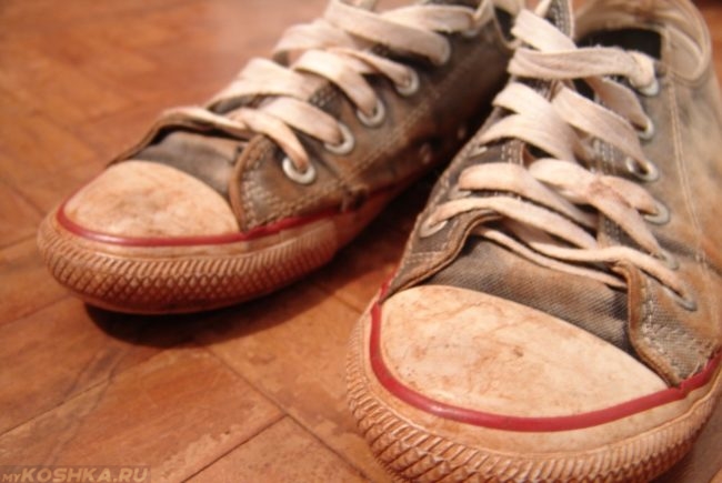 Грязная обувь в квартире на полу