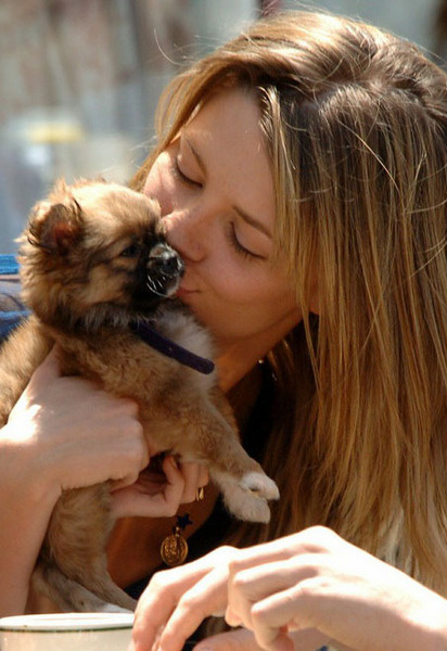 Самые горячие поцелуи Миши Бартон достаются ее псу