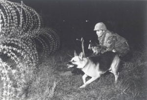 Охранник-кинолог и его собака Дьявол (Satan) патрулируют периметр базы. 17 октября 1969 года