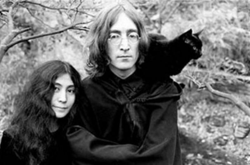 Джон Леннон и Йоко Оно с черным котом