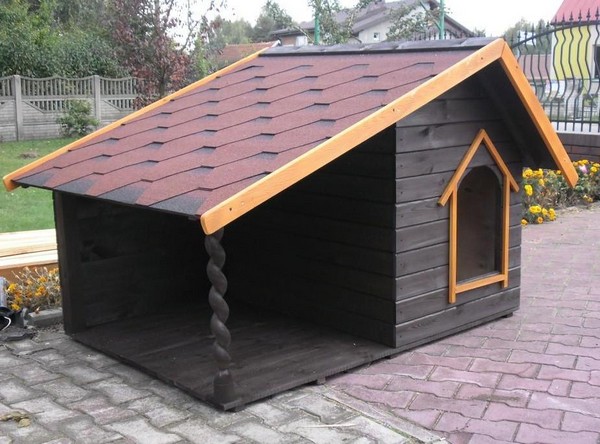 Деревянная будка с крышей фото