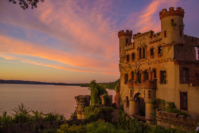 7 самых потрясающих заброшенных замков мира