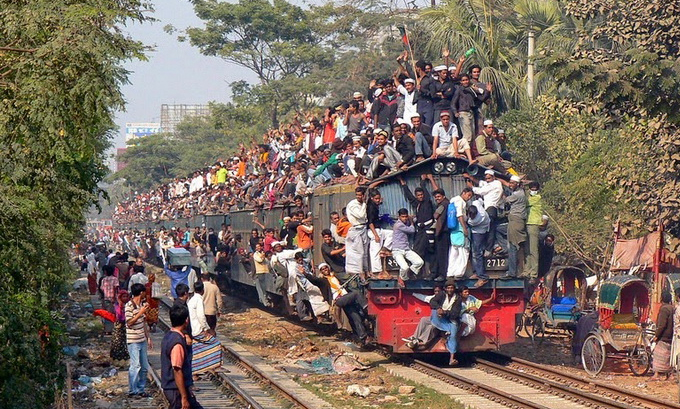 Трейнсёрферы на поезде в Бангладеш