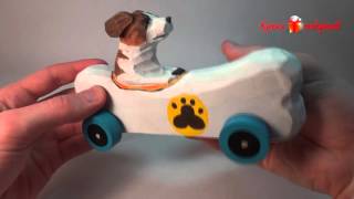 Деревянная собака на колесах