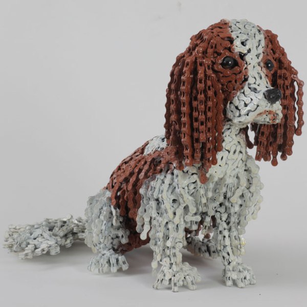 Скульптура собаки из необычных материалов