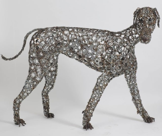 Скульптура собаки из необычных материалов