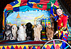 Улыбающийся клоун и 7 собак | Фото