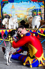 Клоун обнимает свою собаку | Фото