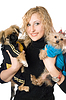 Портрет улыбающиеся красивая блондинка с двумя собаками | Фото