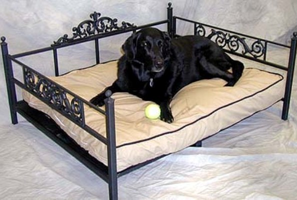 Металлическая кровать для животных