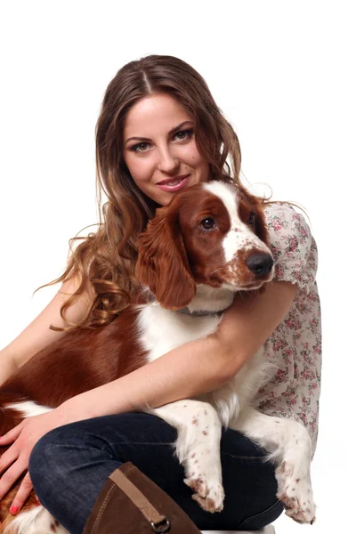 Красивая Кавказская женщина с собакой — стоковое фото
