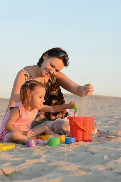 Щаслива родина на пляжі — стокове фото