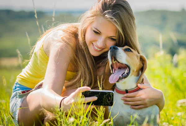 Собака и женщина - счастливые воспоминания — стоковое фото