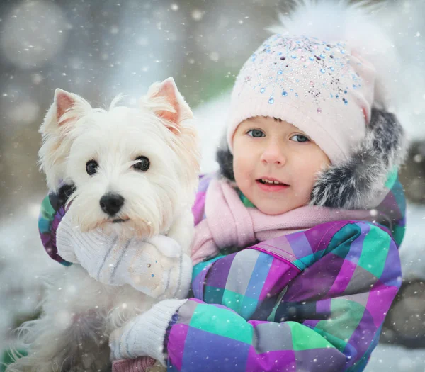 Девушка с белой собакой — стоковое фото