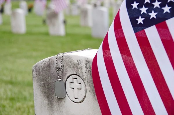 Военные жетоны на надгробии — стоковое фото