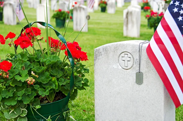 Военные жетоны на могиле — стоковое фото