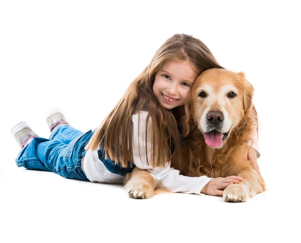 Счастливый маленькая девочка с собакой — стоковое фото