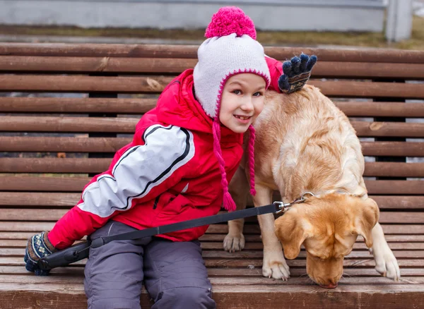 Маленькая девочка possing с собакой — стоковое фото