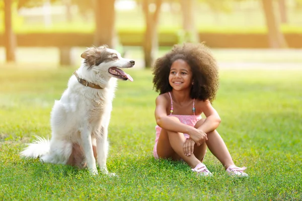 Афро-американских девушка с собакой — стоковое фото