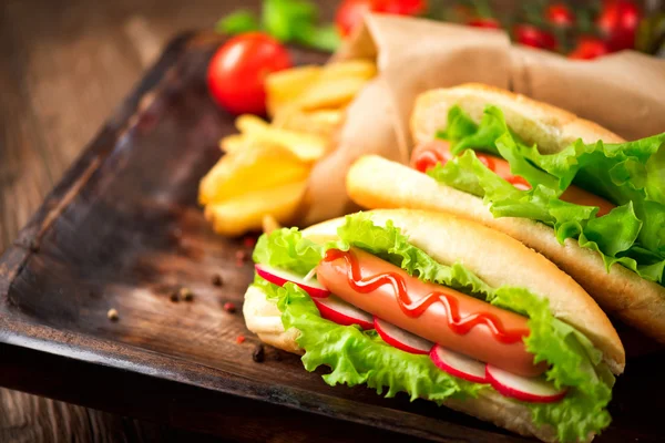 На гриле хот-доги с кетчупом — стоковое фото