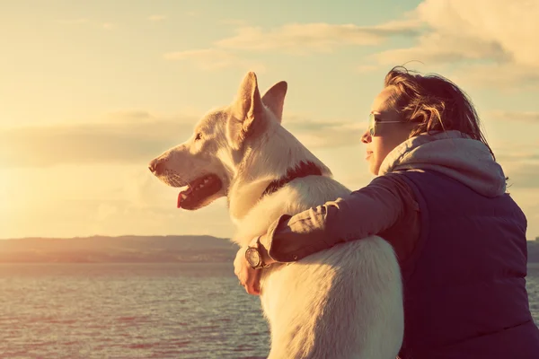 Привлекательные девушки с ее питомец собака на пляже, colorised изображение — стоковое фото