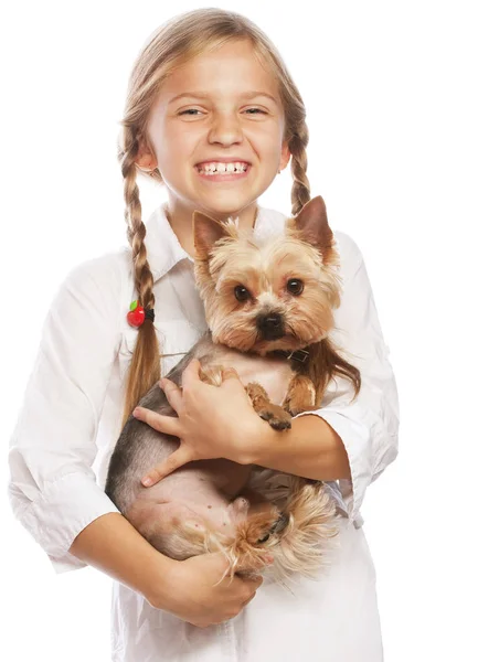 Красивая блондинка девушка с милый Йоркширский терьер Собака, изолированные — стоковое фото