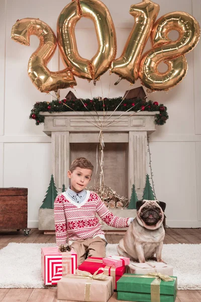 Мальчик с собакой на Рождество — стоковое фото