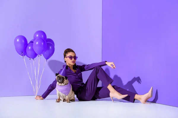 Элегантный Афро Американских Девушка Позирует Фиолетовым Шарики Мопс Ультра Фиолетовый — стоковое фото
