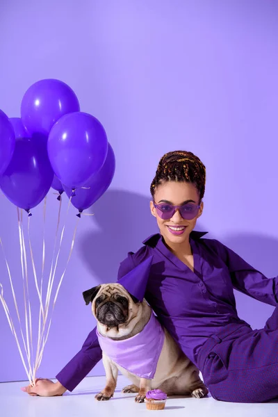 Улыбаясь Афро Американских Девушка Позирует Фиолетовым Шарики Мопс Ультра Фиолетовый — стоковое фото