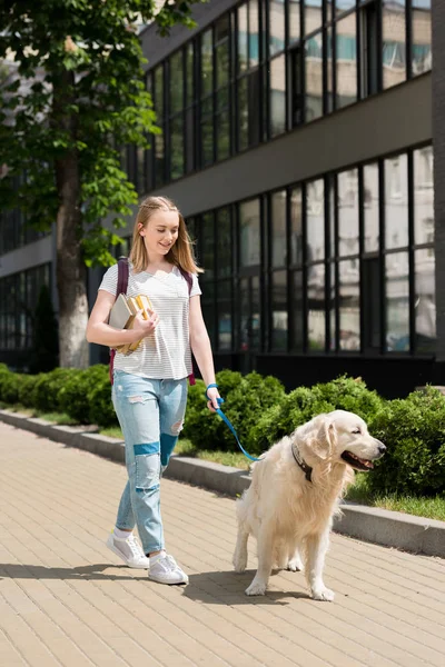 Девочка Подросток Студент Книгами Идя Своей Собакой — стоковое фото
