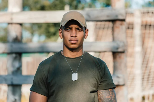 Portrait Confident African American Soldier Cap Tag Dog Range — стоковое фото