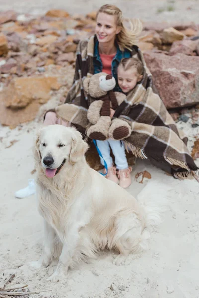 Мама Дочь Одеяло Сидя Берегу Собакой — стоковое фото