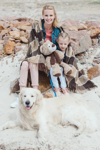 Привлекательные Мать Дочь Одеяло Сидя Берегу Собакой — стоковое фото