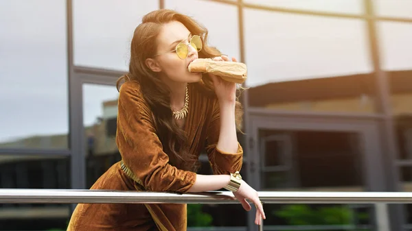 Portrait Attractive Woman Luxury Clothing Sunglasses Eating French Hot Dog — стоковое фото