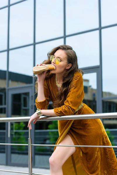 Portrait Attractive Woman Luxury Clothing Sunglasses Eating French Hot Dog — стоковое фото