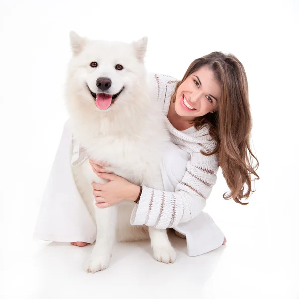 Женщина с белым собака, улыбаясь — стоковое фото