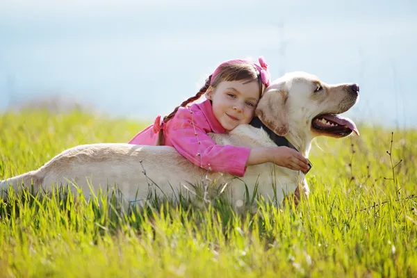 Счастливый ребенок, играя с собакой — стоковое фото